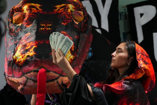 Die Schlange als Symbol der gierigen Fossilindustrie bei einer Protestaktion von Klimaaktivisten in Baku. - © Peter Dejong/AP