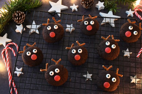 Rot leuchtet die Nase vom Schokokeks-Rudolph. Die Plätzchen passen gut in die Advents- und Weihnachtszeit und sind ganz leicht zu backen. - © Julia Uehren/loeffelgenuss.de/dpa-tmn
