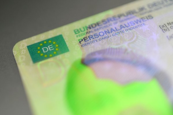 Haben Sie ihren Perso im Jahr 2017 oder später erhalten? Dann ist der Online-Ausweis automatisch aktiviert. - © Zacharie Scheurer/dpa-tmn