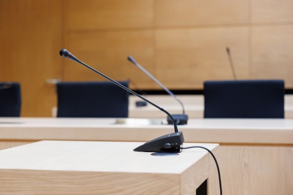 Vor Gericht hatte der Angeklagte die Tat gestanden - war aber dabei in seinem Wahngebäude verhaftet geblieben verfolgt worden zu sein (Symbolbild) - © Friso Gentsch/dpa