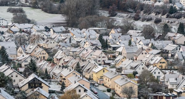 So manches Dach könnte in den nächsten Tagen etwas weißer werden. - © Silas Stein/dpa