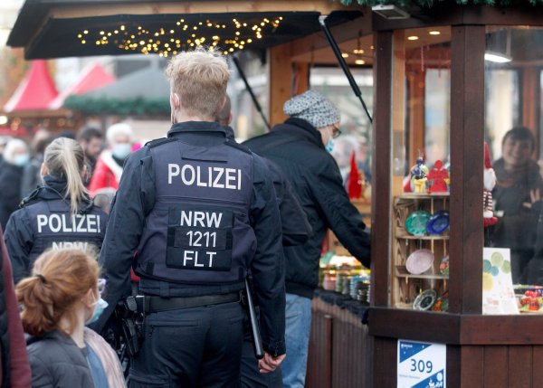 Auch in diesem Jahr zeigt die Polizei in Nordrhein-Westfalen auf Hunderten Weihnachtsmärkten Präsenz. (Archivbild) - © Roland Weihrauch/dpa