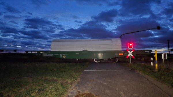 Kurz vor dem Ziel fährt der Castor-Transport durch Philippsburg. - © René Priebe/dpa