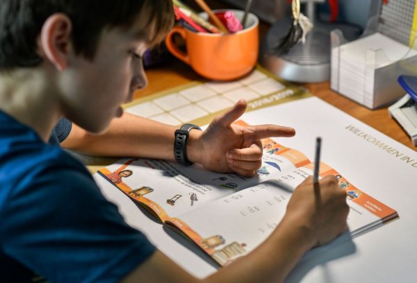 Weniger Stress mit Zeitmanagement: Ein strukturierter Wochenplan hilft Kindern, ihren Alltag besser zu organisieren und Stress zu vermeiden. - © Kirsten Neumann/dpa-tmn
