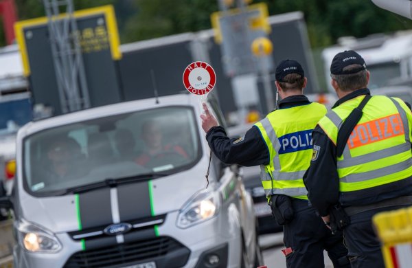 Inzwischen gibt es stationäre Grenzkontrollen an allen deutschen Landesgrenzen. 25 Prozent der Teilnehmer der Befragung gaben an, nicht funktionierender Grenzschutz treibe sie mehr um als alles andere. (Archivfoto) - © Peter Kneffel/dpa
