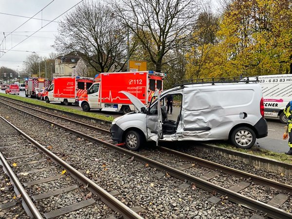 Nach dem Zusammenstoß mit einer Straßenbahn konnte sich der schwer verletzte Fahrer selbst aus dem Auto befreien. - © -/Feuerwehr Bochum/dpa