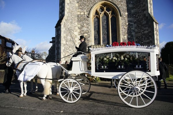 Die Trauerfeier fand in dem kleinen Ort Amersham in der Grafschaft Buckinghamshire nordwestlich von London statt - © Andrew Matthews/PA Wire/dpa