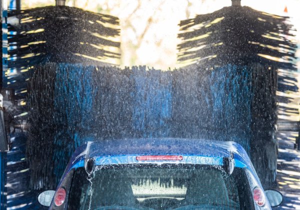 Der Fahrer fordert vom Waschanlagen-Betreiber mehr als 3.200 Euro Schadenersatz. - © Christophe Gateau/dpa