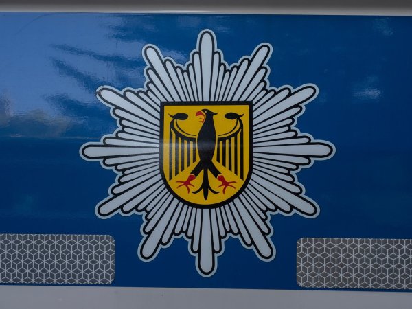 Die Bundespolizei in München und die Staatsanwaltschaft Traunstein haben erfolgreich gegen eine Schleuserbande ermittelt. (Symbolbild) - © Paul Zinken/dpa-Zentralbild/dpa