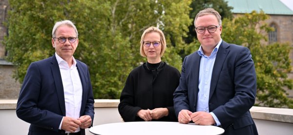 Die Thüringer Parteichefs Georg Maier (SPD), Katja Wolf (BSW) und Mario Voigt (CDU) haben eine Einigung erreicht. (Archivbild) - © Martin Schutt/dpa