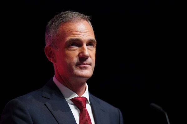 Laut dem britischen Technologieminister Peter Kyle liegt ein Social-Media-Mindestalter von 16 Jahren «auf dem Tisch». (Archivbild) - © Peter Byrne/PA Wire/dpa