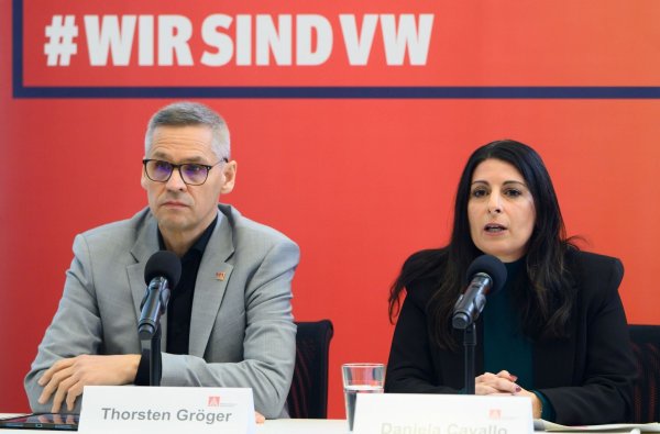 Gehen mit einem eigene Zukunftskonzept für VW in die Offensive: IG Metall-Verhandlungsführer Thorsten Gröger und Betriebsratschefin Daniela Cavallo. - © Alicia Windzio/dpa