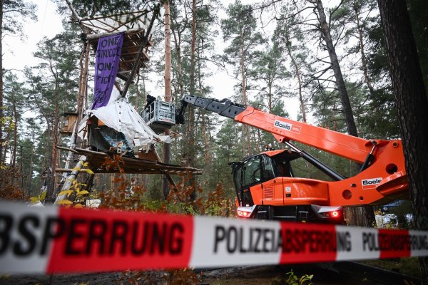 Mit Hilfe einer Hebebühne kommen die Polizeikräfte an die Baumhäuser im aufgelösten Tesla-Protestcamp heran. - © Sebastian Christoph Gollnow/dpa