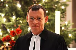 Pfarrer Eckhard D&uuml;ker predigt aufgrund der Bauarbeiten in der katholischen Marktkirche. - &copy; EKK (Archivfoto)