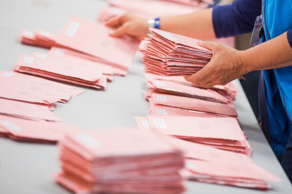 Die Wahllokale haben geschlossen, nun beginnt das Auszählen. In diesem Jahr war die Beteiligung per Briefwahl besonders hoch. - © picture alliance / Rolf Vennenbernd/dpa