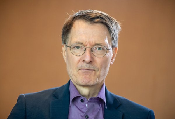 Gesundheitsminister Karl Lauterbach weht Widestand aus den Ländern gegen seine Reformpläne entgegen. - © Michael Kappeler/dpa