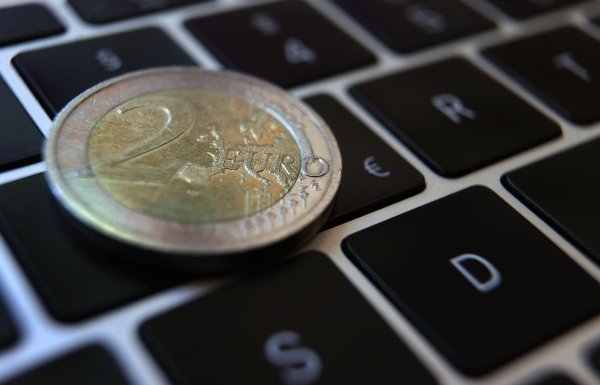 Den digitalen Euro wird es nicht als Schein und Münze geben, sondern in einer digitalen Geldbörse, einer sogenannten Wallet. - © Karl-Josef Hildenbrand/dpa