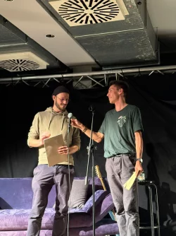 Linus (links) und Ben bei der Präsentation selbst geschriebener Texte im Jugendzentrum. - © Stadt Oerlinghausen