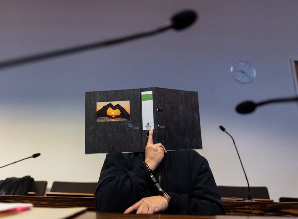 Der 58-jährige angeklagte Blomberger sitzt im Gerichtssaal im Landgericht und hält einen Aktenordner mit einem Herz aus zwei Händen vor sein Gesicht. Ihm werden die Entziehung Minderjähriger und schwerer sexueller Missbrauch von Kindern vorgeworfen. - © Patrick Seeger/dpa