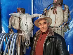 Der B&uuml;ffelsch&auml;del ist echt und Teil der Wildwest-Show, auf die Zirkus-Chef Toni Wagner besonders stolz ist. Das kleine Familienunternehmen gastiert an diesem Wochenende in Hohenhausen. - &copy; Sylvia Frevert(LZ)