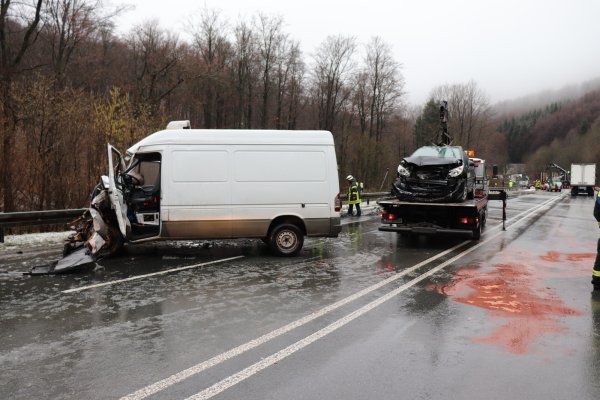 Am Nachmittag sind ein Lkw, ein Sprinter und ein Auto zusammengekracht. Danach gab es bei Bad Lippspringe einen weiteren Unfall. - © Kai Brandebusemeyer