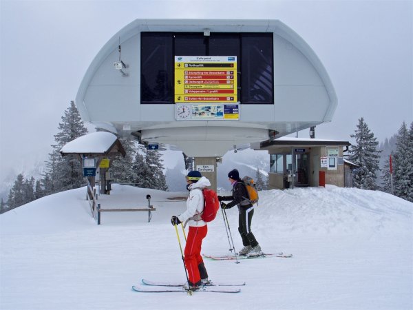 Ski-Urlaub ist teuer. - © Carsten Hoefer/dpa