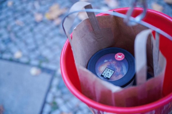 Das japanische Gericht Ramen kommt im Eimer zu seinem Kunden. - © Annette Riedl/dpa