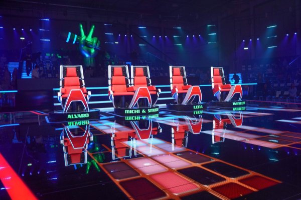 Die Jurorenstühle bei "The Voice Kids" - an der Jury wird in der kommenden Staffel keine Änderung vorgenommen. - © Joerg Carstensen/dpa