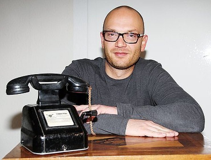 Kennt sich mit Antiquitäten aus: Sven Deutschmanek, auch "Trödel-Prinz" genannt, agiert in der Show "Bares für Rares" als Experte für Raritäten und schätzt den Wert alter Sammlerstücke. - © Foto: Peine