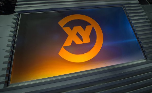 Eine Projektion des Logos der Sendung "Aktenzeichen XY ... ungelöst". - © Matthias Balk/dpa