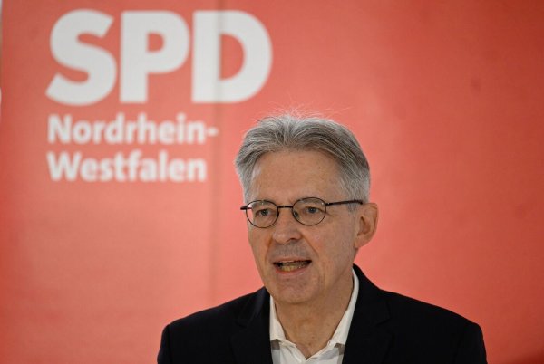 Pistorius oder Scholz? Landesparteichef Achim Post dementierte, dass es aus dem größten SPD-Landesverband einen «Putsch-Versuch» gegen eine erneute Kanzlerkandidatur von Scholz gegeben habe. - © Roberto Pfeil/dpa