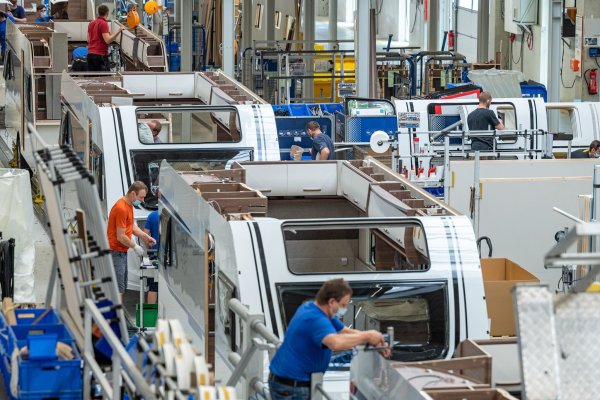 Wohnmobilhersteller Knaus Tabbert wird in seinen Hauptwerken eine Produktionspause einlegen. - © Armin Weigel/dpa