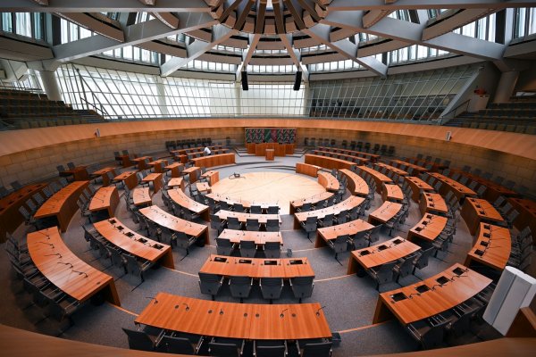 Auch Demokratie will von klein auf gelernt sein - schon einmal Probesitzen im Plenarsaal des Landtags kann dabei nicht schaden. (Archivbild) - © Federico Gambarini/dpa