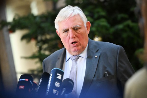 NRW-Gesundheitsminister Karl-Josef Laumann (CDU) ist nicht zufrieden mit der im Bundesrat verabschiedeten Krankenhausreform. - © Sebastian Christoph Gollnow/dpa