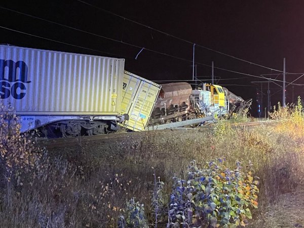 Bei dem nächtlichen Zusammenstoß zwischen einem Güterzug und einem Bauzug wurden drei Menschen verletzt. - © Feuerwehr Kerpen/dpa