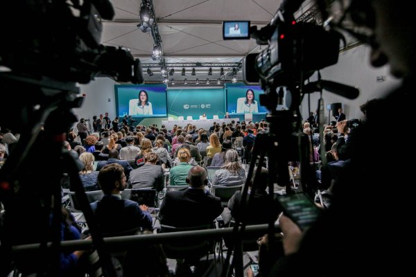 Volles Haus bei der Pressekonferenz Baerbocks auf der Klimakonferenz. - © Bianca Otero/ZUMA Press Wire/dpa