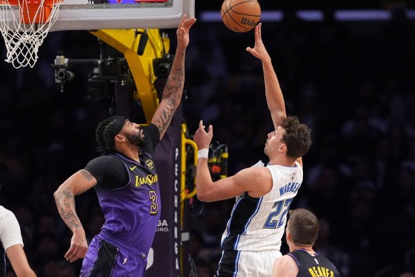 Franz Wagner (r) führte die Orlando Magic mit 37 Punkten zum Sieg bei den Los Angeles Lakers. - © Mark J. Terrill/AP