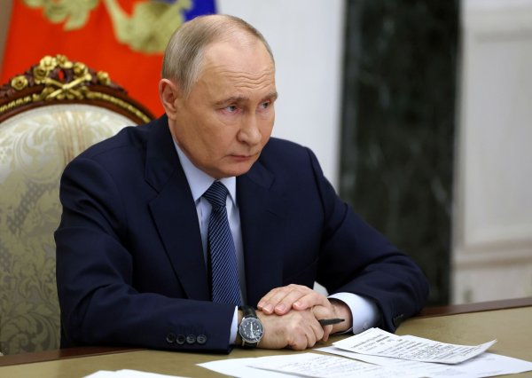 Putin fordert bei der Rede vor Militärs und Beamten des Rüstungskomplexes die Serienproduktion der neuen Rakete. - © Vyacheslav Prokofyev/Pool Sputnik Kremlin/AP/dpa
