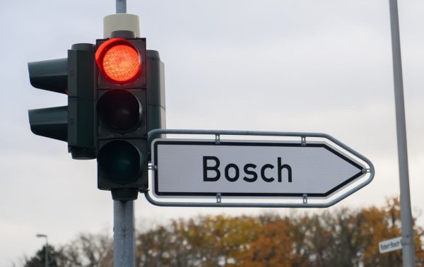 Der Autozulieferer Bosch streicht Tausende Stellen. - © Alicia Windzio/dpa