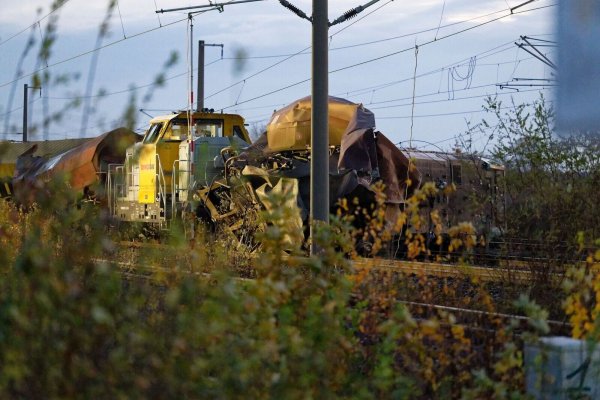 Drei Menschen haben sich bei einem Güterzug-Unfall bei Kerpen verletzt. - © Henning Kaiser/dpa