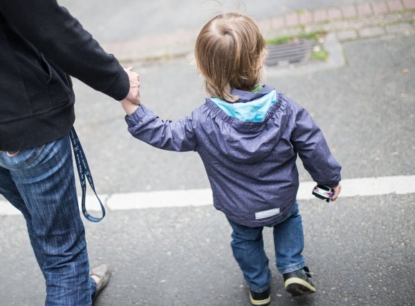 2023 wurden in NRW mindestens 16.300 Minderjährige in Obhut genommen. (Symbolbild) - © Marcel Kusch/dpa