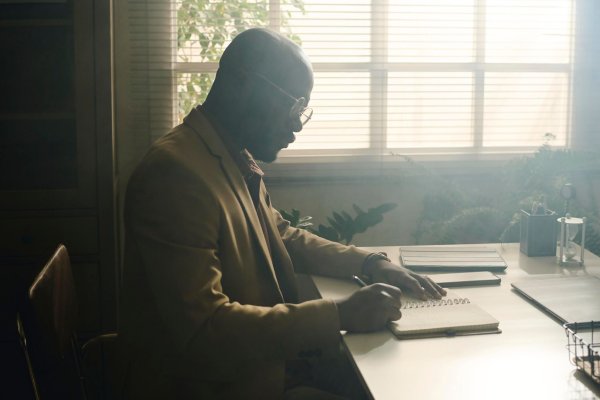 Die Gedanken fließen lassen - und zwar aufs Papier: Das kann entlasten, aber auch helfen, das eigene Leben zu gestalten. - © Clique Images/Westend61/dpa-tmn