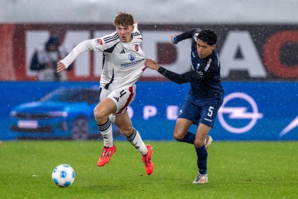 Hart umkämpftes Duell in Paderborn. - © David Inderlied/dpa