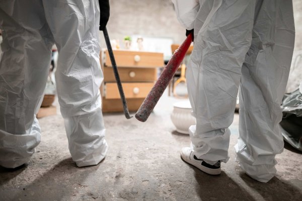 Gleich werden Scherben und Splitter fliegen: Zwei Kunden haben den Wutraum betreten. - © Fabian Strauch/dpa