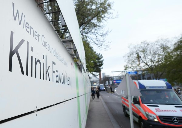 Nahe der Klink wurde einem Medienbericht zufolge die Leiche eines Kindes entdeckt. - © Georg Hochmuth/APA/dpa