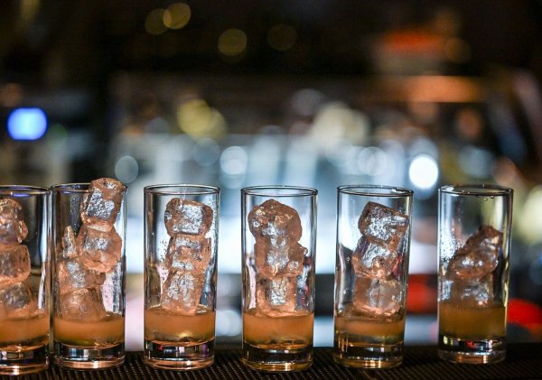 Selbst gebrannter Alkohol ist oft mit Methanol versetzt. Der Stoff ist giftig und kann zum Tod führen. (Symbolbild) - © Jens Kalaene/dpa