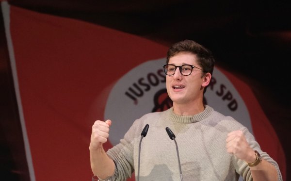 Die Hängepartie bei der K-Frage hat ein Nachspiel in der SPD. Juso-Chef Türmer macht der Parteiführung schwere Vorwürfe. - © Sebastian Willnow/dpa