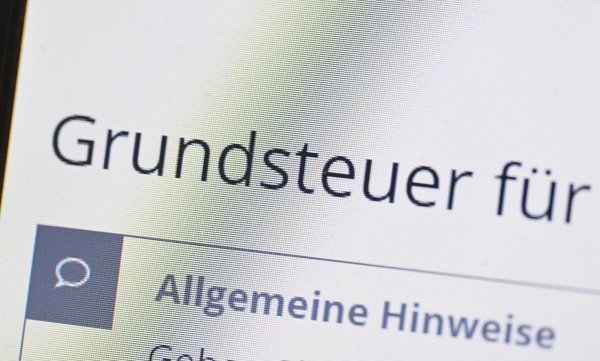 Die Grundsteuer ist eine der wichtigsten Einnahmequellen der Kommunen. (Symbolbild) - © Bernd Weißbrod/dpa