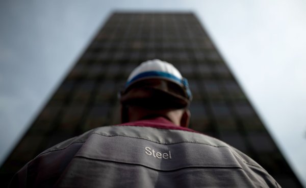 Kann ich hier noch länger arbeiten? Steckt der eigene Arbeitgeber in der Krise, müssen Beschäftigte schwierige Entscheidungen treffen. - © Fabian Strauch/dpa/dpa-tmn