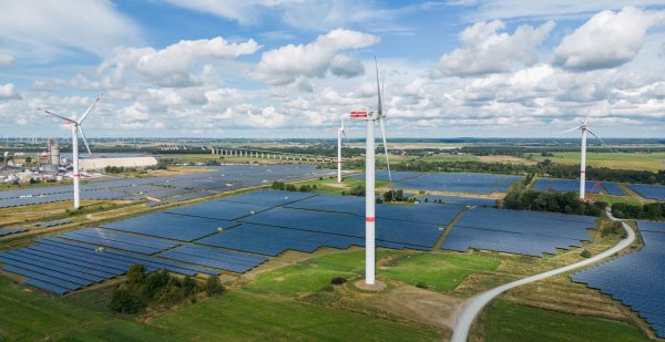 Fast 90 Prozent der Bevölkerung äußern Zustimmung zum Ausbau erneuerbarer Energien. Der Wert ist in den vergangenen Jahren stabil geblieben. (Symbolbild) - © Daniel Reinhardt/dpa